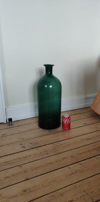 Vase / vinballon, Stor glasflaske / vinballon, der fx kan bruges som vase.

Højde 49,5 cm og diamete