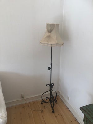 Standerlampe, Fin gammel sort smedejerns lampe med gammel skærm som er lidt træt
156cm høj 
Kun til 