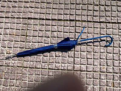 Paraply, ??, Blå paraply med "sølv ring"  til "parkering".
Blåt håndtag med strop.
86 cm. fra spids 