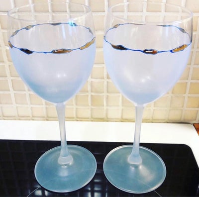 Glas, Vinglas, Frostet, 2 smukke lyseblå mundblæste frostet vinglas 20,5cm samlet fast pris 300kr 