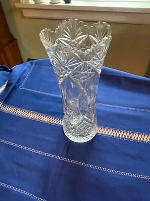 Glas, Krystalvase, Vase i krystalglas. 
Ca 28 cm høj  
Hurtig afhentning prioriteres.