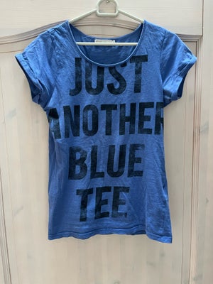 T-shirt, Only, str. 36, Blå, God men brugt, Tshirt str xs med teksten just another Blue tee