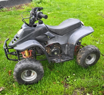Ukendt mærke, Sort ATV, Sælger én lille IKKE kørende ATV.

Maskinen er tidligere brugt af familiens 