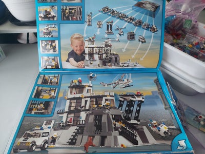 Lego City, 7237, Politistation. Komplet med samlevejledninger og kasse. Kassen er dog lidt medtaget.