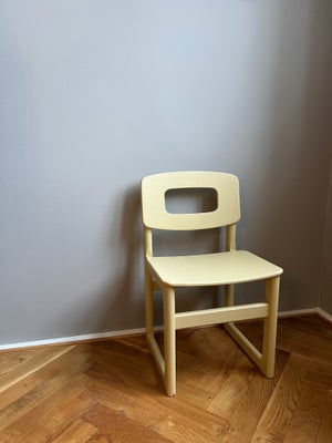 Stol, Hukit, Stol nymalet i en bleg gul. Fin stand, stabil men med brugsspor. 
Mål: sæde 36 x 27 cm.