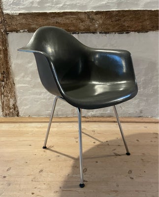 Eames, Sjælden grå Eames glasfiber armstol sælges billigt

Stolen er købt på international auktion o