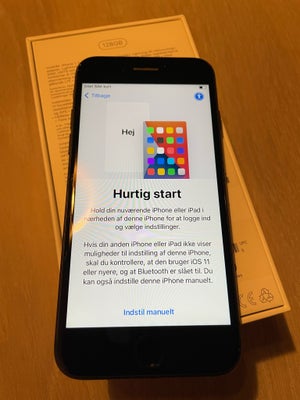 iPhone 7, 128 GB, sort, God, Sælger min iPhone 7 som er i flot stand uden hakker og dybe ridser.
Den