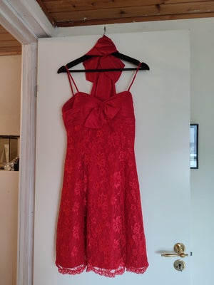 Festkjole, .., str. S,  Rød,  Næsten som ny, Super smuk rød kort festkjole sælges. Har været brugt e