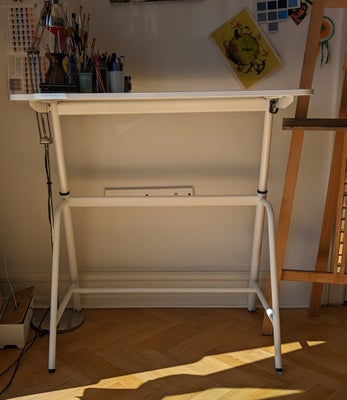 Skrive-/computerbord, Ikea, Gladhöjden 100x60 cms
Kan ikke justeres i højden - kun i vist position