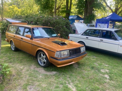 Volvo 245, 2,3 stc., Benzin, 1985, 5-dørs, 1982.
Veteran synet i efteråret, 7.5 år til næste syn.
Hu
