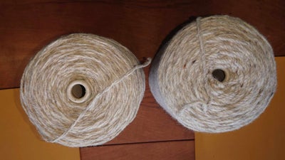 Garn,  uld garn først til mølle, ruller med 100 % uld strikkes på pind 7-12 kender ikke løbelængden.