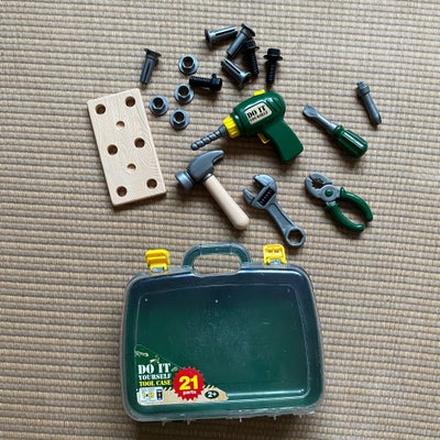 Værktøj, Værktøjssæt , Play2learn, Værktøjssæt i værktøjskasse.
Der mangler 1 lille del. Deraf prise