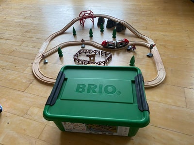 BRIO WORLD 33916, Countryside Travel Set. Togbane inkl. diverse tog og figurer. Opbevaringskasse med
