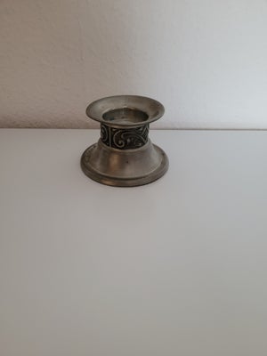 Lysestage, Norsk tin lysestage. Højde 6,5 cm. Fodens diameter 10 cm.
Kan bruge 2 forskellige størrel