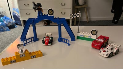 Lego Duplo, Racerbiler bl.a. McQueen, 3 racerbiler, bro med kameramand, pokal og præmierepo.