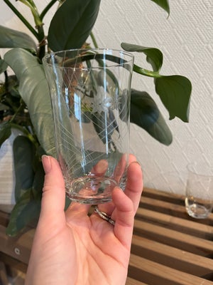 Glas, Krystal drikkeglas, Krystal glas med fine slibninger 
Kender desværre ikke navnet på dem 
Der 