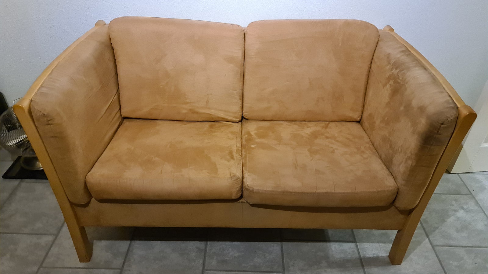 2 personers sofa med microfiber.
Bredde 140 cm...