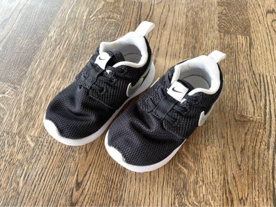 Sneakers, str. 22, Nike, unisex, Nærmest ubrugte baby Nike sko i sort/hvid med helt hvid sål. Unisex