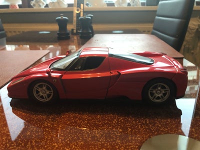 Modelbil, Hotwille FERRARI ENZO, skala 1:18, Jeg sælger denne Ferrari den passer ikke i min samling 