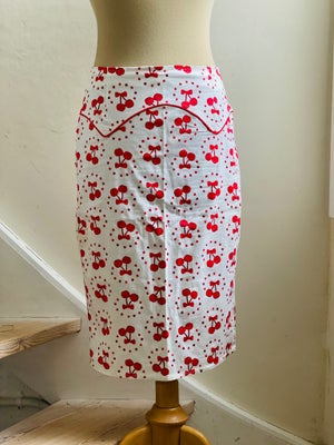 Pencilskirt, str. 36, Collectif,  Hvid og rød,  Næsten som ny, Smækker-lækker kirsebær-nederdel i ro