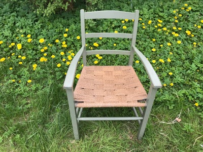 Spisebordsstol, Stol i træ med flet, Gammel, svensk træstol med armlæn og fletsæde.
Den er i pæn sta