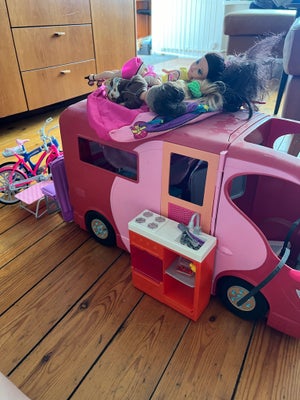 Barbie, Barbie autocamper, En Barbie autocamper, med 3 bratz dukker, med en masse tilbehør. 