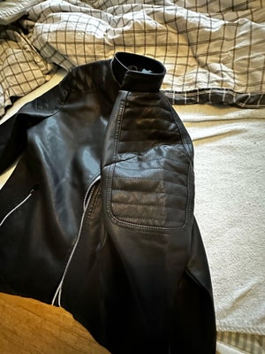 Læderjakke, str. One size, no name,  Sort,  Læder jakke,  Ubrugt, En dejlig jakke, som desvære er fo