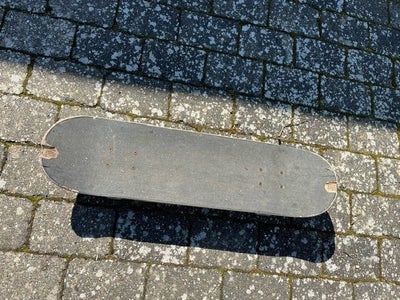 Skateboard, Godt brugt, ikke pænt men sejt "old school" skateboard. Fungerer 100%.
Skal afhentes.