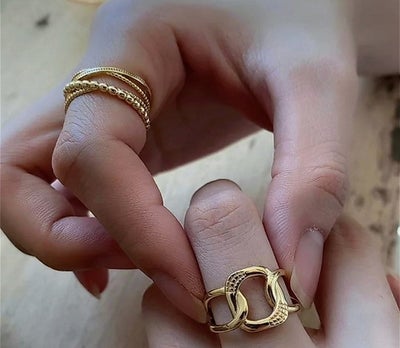 Ring, forgyldt, Elegant og feminin justerbar ring sælges. Den fåes i sølvlook og ringen er ny.