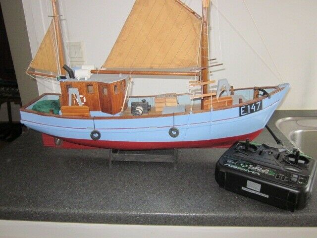 Fjernstyret båd fiskekutter, skala 65 cm