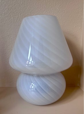 Lampe, Hvid glaslampe med swirl. Look ala blank opalglas - looket minder om Muranos lamper.

Har enk