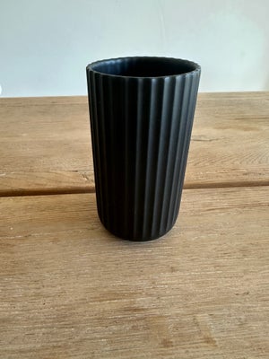 Vase, Lyngby Vase , Lyngby Vase, Lyngby vase i koksgrå sælges. 
Vasen er den lille model og måler 15