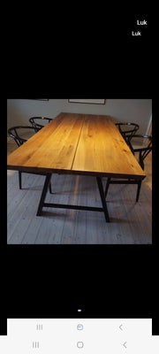 Spisebord, Eg, Plankebord, Massiv olieret plankebord i eg med sort pulverlakeret metalstel. To tillæ