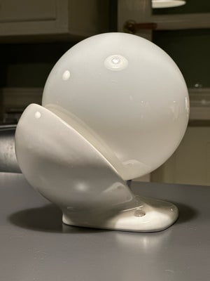 Væglampe, IFÖ, Model 6030

Smuk klassisk rund retro badeværelseslampe fra IFÖ i porcelæn og opalglas