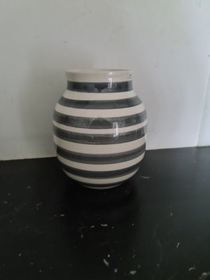 Keramik, Kähler omaggio vase, Kähler, Den er I fin stand 
Farve grå
Sender gerne modtager betaler po