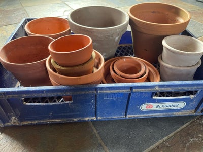Terracotta lerpotter, Forskellige brugte lerpotter, ialt 11 styks og lidt underskåle sælges samlet