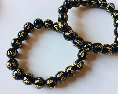 Armbånd, Rigtig flotte armbånd af sorte AGAT perler med gyldne skrifttegn fra Østen. Perlerne er 10 