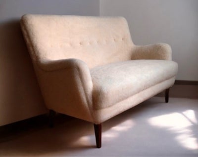 Anden arkitekt, Sofa, Overpolstret sofa fra 1950’erne.
Fremstår i flot stand, nypolstret i lammeuld 