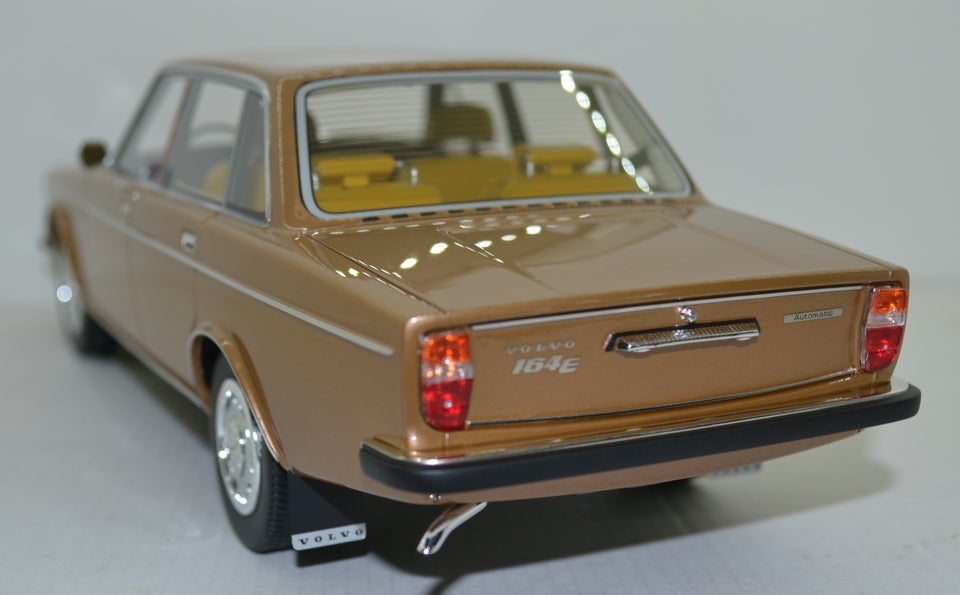 Modelbil, DNA Volvo 164E, skala 1:18