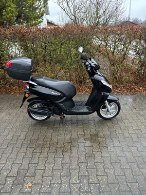 Peugeot Kisbee 30er fra 2019, 2019, 3200 km, Sort, Meget fin scooter ik bruget meget. Den har kun kø