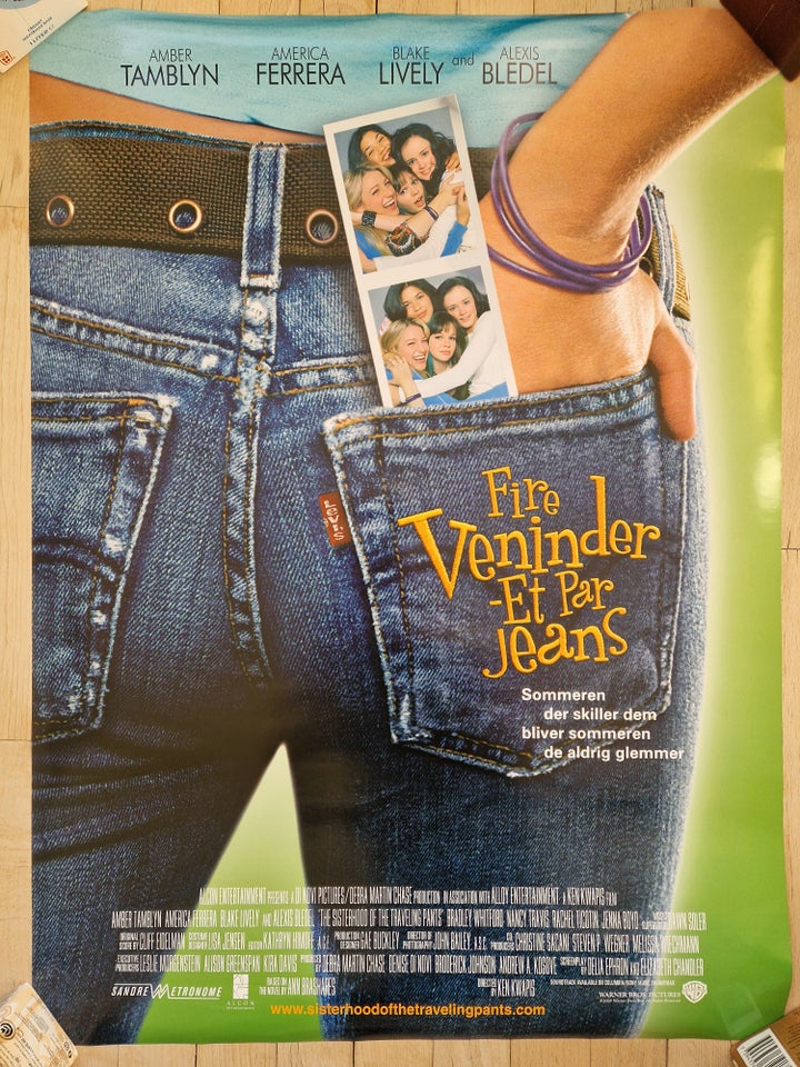 Filmplakat, motiv: Fire veninder et par jeans, b: 62 85 – – Køb og Salg af Nyt og Brugt