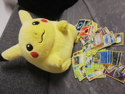 Samlekort, Pokemon, 90 førskillge kort og en bamser for 130kr