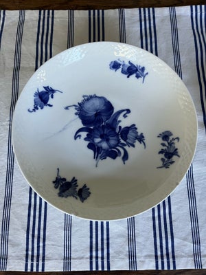 Porcelæn, Blå Blomst skål på fod, Royal Copenhagen, Blå Blomst flettet model skål på fod. 21 cm i di