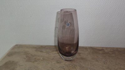 Vase, Lilla i svensk glas., Højde 18,5 cm., Ingen skår eller afslag.
Sender gerne mod betaling.
Se o