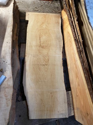 Planker, Bøg, Meget flot bøge planke uden revner og ikke knaster, flotte årer
Længde: 208cm, brede 6
