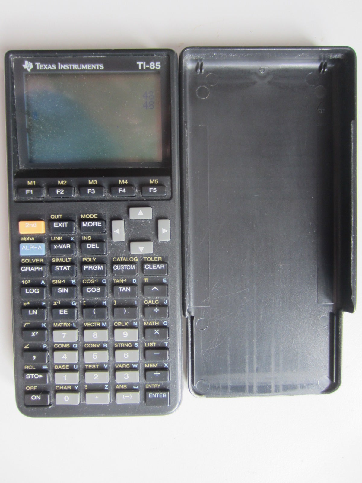 mangel Dejlig At passe Texas Instruments TI-85 grafisk videnskabelig lommeregner. Avanceret  lommeregner ( grafregner ), som bl. a. kan bruges til naturvidenskabelige  studier, ingeniør, kemi, fysik, matematik og lignende. TEXAS TI-85 løser de  fleste regneopgaver på
