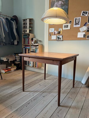 Anden arkitekt, Spisebord, Kvadratisk bord i teak-finer med hollandsk udtræk. Brugsmærker på bordpla