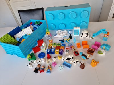 Lego Duplo, Lego klodskasse fyldt med plader og standardklodser + dyr, figurer, toilet, senge og and