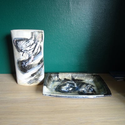 Keramik, Vase/Fad, Jeppe Hagedorn-Olsen, Stor vase plus fad
Vase H 27cm, B 14cm, D 10cm,
Fad L 29,5c