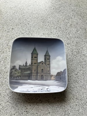 Porcelæn, Askebæger, Royal Copenhagen, Askebæger 10,5 cm
Viborg domkirke
Ingennskår og afslag